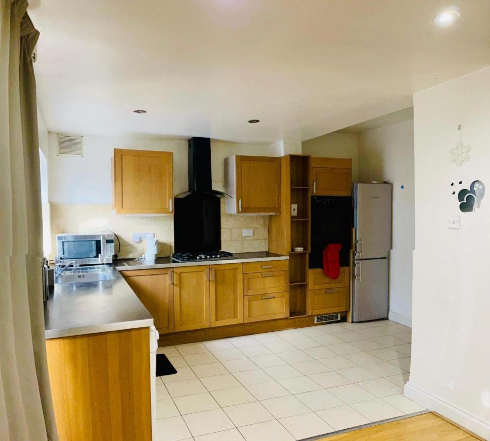 Modern 5-bed With Garden & Spectacular Views * Londra