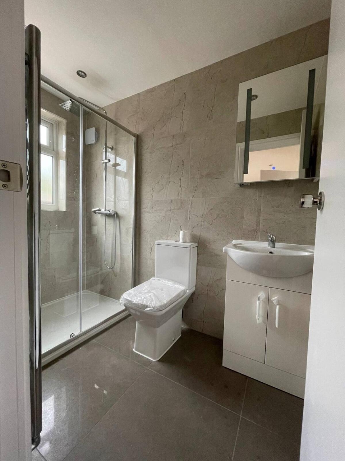 Modern 5-bed With Garden & Spectacular Views *